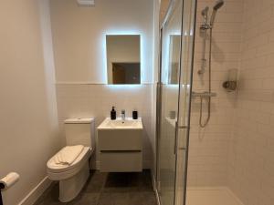 Beautiful 1 bed - 5 Queen Street Abingdon - Centrally located parking subject to availability - Ashbrook Serviced Apartments