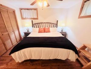 Maggie Valley 4BR Cabin with Hot Tub in Serene Forest