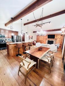 Maggie Valley 4BR Cabin with Hot Tub in Serene Forest