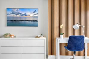 MVR Sleek Condo with Iconic Views