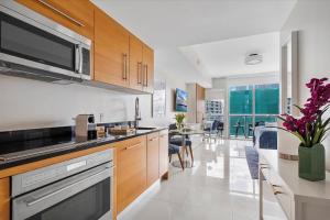 MVR Sleek Condo with Iconic Views
