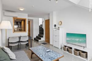 Sunny penthouse by Costarentals - Ref 212