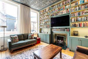 Stylish West Kensington Flat with Character