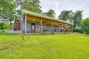 6 Mi to Lake Liberty Pet-Friendly Home with Yard