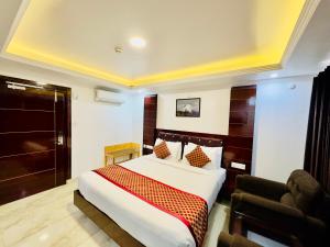 Hotel Pearl Grand White near VOLVO BUS STAND #private parking #AC ROOMS #in city centre