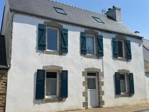 Les Galets - family house in the village of Guimaec 8p