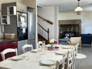 Les Galets - family house in the village of Guimaec 8p