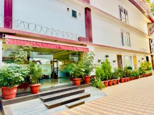 Hotel Pearl Grand White near VOLVO BUS STAND #private parking #Heated Rooms #in city centre