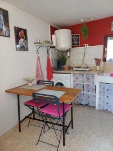 petite maison dans la campagne a 10 mn a pied du centre ville