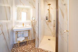 Hotels Grand Hotel Des Lecques; BW Signature Collection : Chambre Lit Queen-Size de Luxe avec Balcon - Vue sur Mer