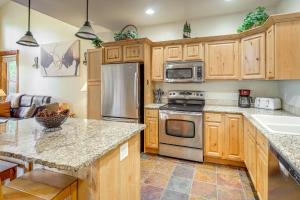1 Mi to Ponderosa State Park Condo with Pool Access