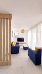 Modern and Luxury 3 bedroom apartment Steps from the beach