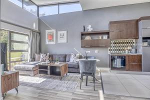 This 3rd-floor apartment boasts immaculate sunset views!