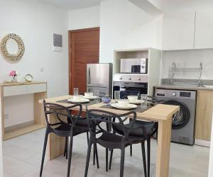 Modern and Luxury 3 bedroom apartment Steps from the beach
