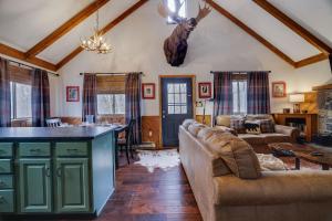 Moose Tracks Cabin Hot Tub 5 Min to Slopes