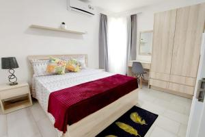 Modern and Luxury 3 bedroom apartment Steps from the beach