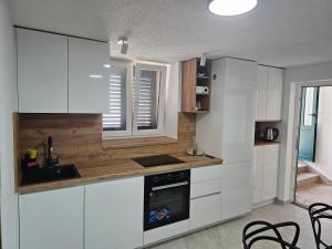 Betina apartments with parking space near the beach