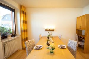 Gartenfewo mit 2 Schlafzimmern und 2 WLAN Homeofficeplätzen Waschtrockner sowie Smart-TV und kostenlose Parkplätze
