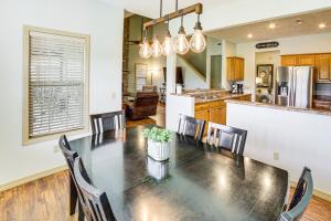 Pool and Lake Access Cozy Nest in Branson West