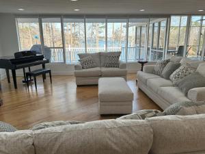 Modern Lakefront Oasis Unwind in Comfort & Style