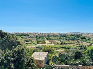 Mohba Townhouse, Private Roof Top Jacuzzi, Garden, BBQ by Haven & Keys Malta