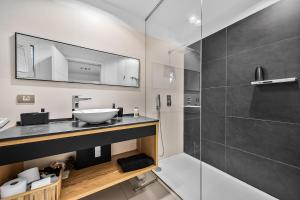 Luxury, Boutique Two-Bedroom Modern Townhouse with Golf Views