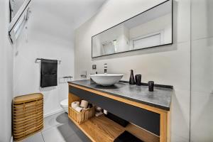 Luxury, Boutique Two-Bedroom Modern Townhouse with Golf Views