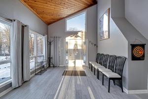 Family Home w Hot Tub - 1 Mile to Lake