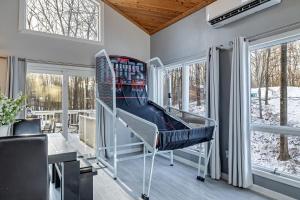 Family Home w Hot Tub - 1 Mile to Lake