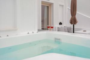 Commercio Suites Santorini