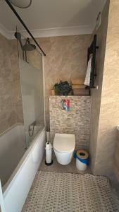 Milton Keynes Central Flat with Full Kitchen, Large Bed, Park View & Lots of Parking by MK City Centre, Shops, Malls, Restaurants, Attractions, Near Hospital SELF-CHECKIN Apartment
