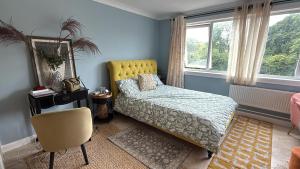 Milton Keynes Central Flat with Full Kitchen, Large Bed, Park View & Lots of Parking by MK City Centre, Shops, Malls, Restaurants, Attractions, Near Hospital SELF-CHECKIN Apartment