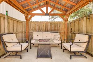 10 Mi to Mobile Bay Family Apt in Silverhill!