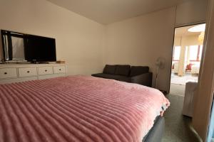 Design Penthouse Rooftop Loft, 190sq, 5 Beds, 2 Panorama Terrace, Hot Tub, 1min to Main Station- 5min to City