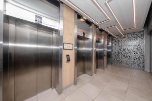 Stylish Loft at 117 on Strand with Balcony Views