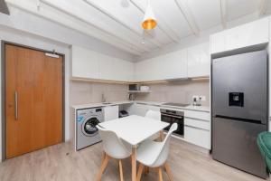 Stylish Loft at 117 on Strand with Balcony Views