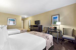 Queen Room with Two Queen Beds with Balcony room in Best Western Seattle Airport Hotel