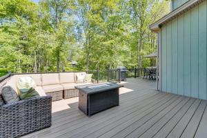 BBQ-Ready Deck: Lake Harmony Home w Fire Pit