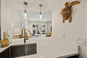 Fresh & Modern Villa by the Sea Beach Club Getaway