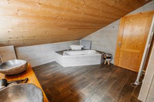 Chalets Aux Sources - 14 personnes - sauna & jacuzzi : photos des chambres