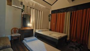 Spacious 3-Floor 6-BR Home, Pool, BBQ, KTV, WIFI