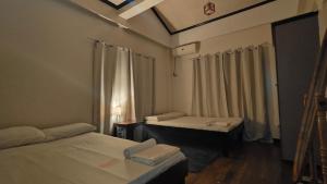 Spacious 3-Floor 6-BR Home, Pool, BBQ, KTV, WIFI