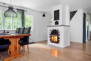Peaceful cabin with fireplace in the middle of nature