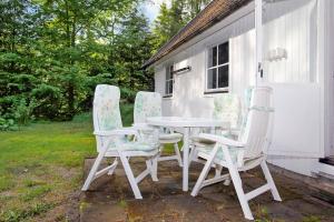 Peaceful cabin with fireplace in the middle of nature