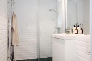 Peaceful cabin with fireplace in the middle of nature