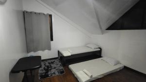 Spacious 3-Floor 6-BR Home, Pool, BBQ, KTV, WIFI