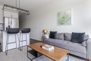 Blueground Elmhurst pool gym nr park CHI-1263