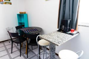 RIO PRAIA COBERTURA FLAT EM COPACABANA COM 2 QUARTOS E VARANDA EM COPACABANA PRAIA Arpoador AO LADO DA PRAIA , POSTO 6