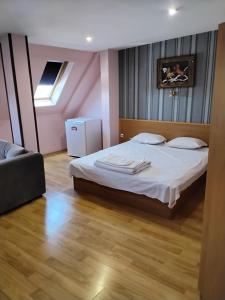 Classic One-Bedroom Apartment with King Bed room in Hotel Mehdjarel