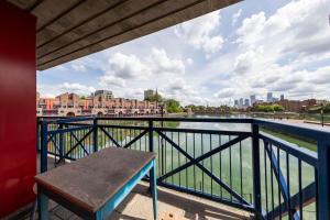 East London Waterfront 2 bed flat with Jacuzzi tub